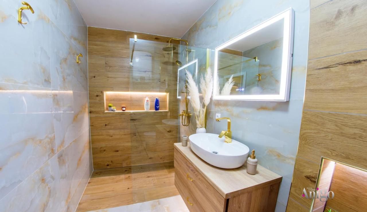 Luxury Apartment Black And Gold 莫斯塔尔 外观 照片