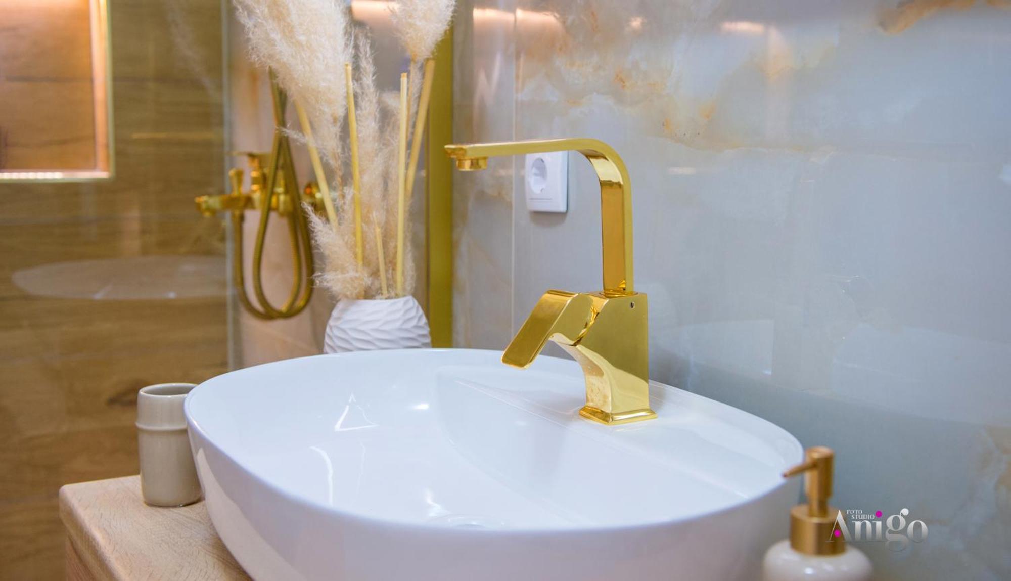 Luxury Apartment Black And Gold 莫斯塔尔 外观 照片